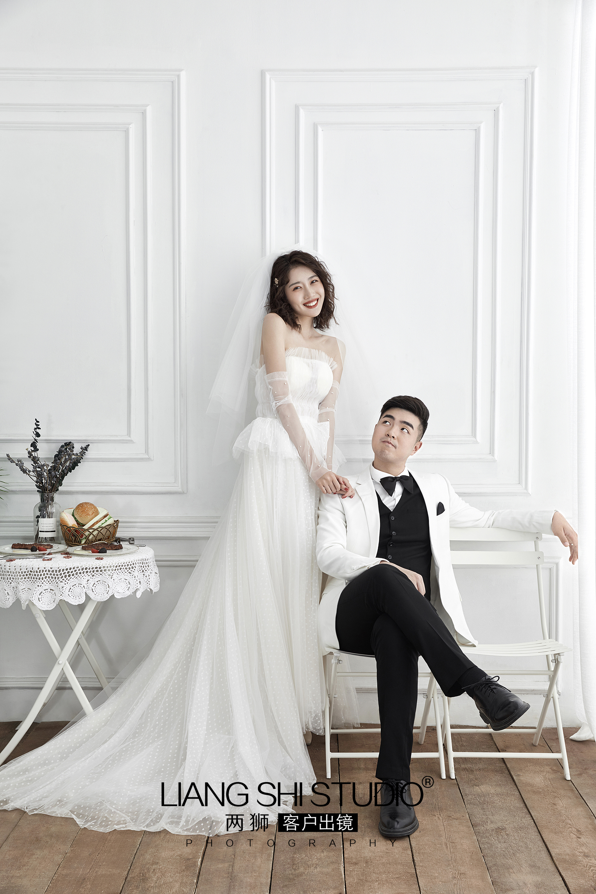 韩式极简内景婚纱照文案,鱼尾裙韩式内景婚纱照