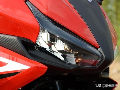 小姐姐骑着粉红色的仿赛摩托车,仿赛摩托车低座推荐