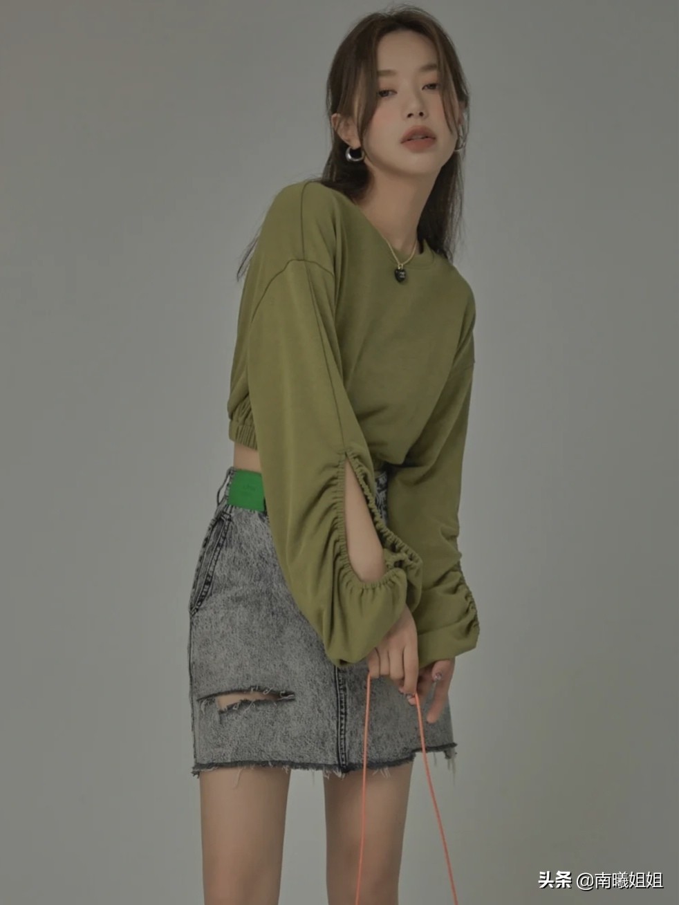 时髦的女人都穿卫衣减龄又好看,女生一定要了解的卫衣经典搭配