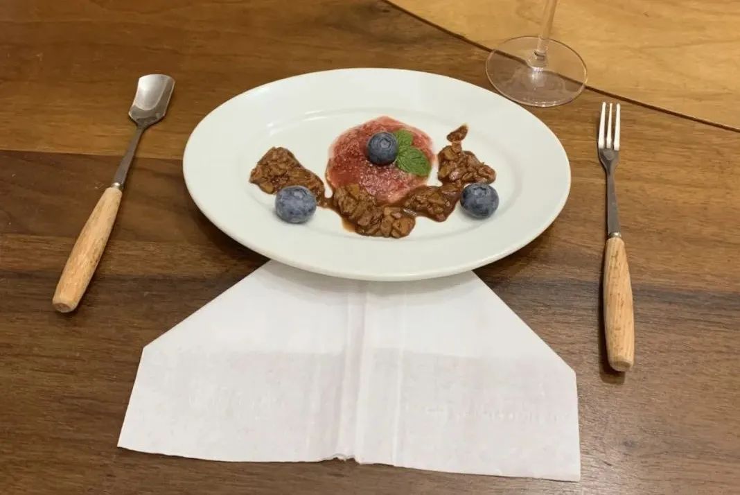 两个小孩给妈妈做大餐,两个女孩给爸妈做饭