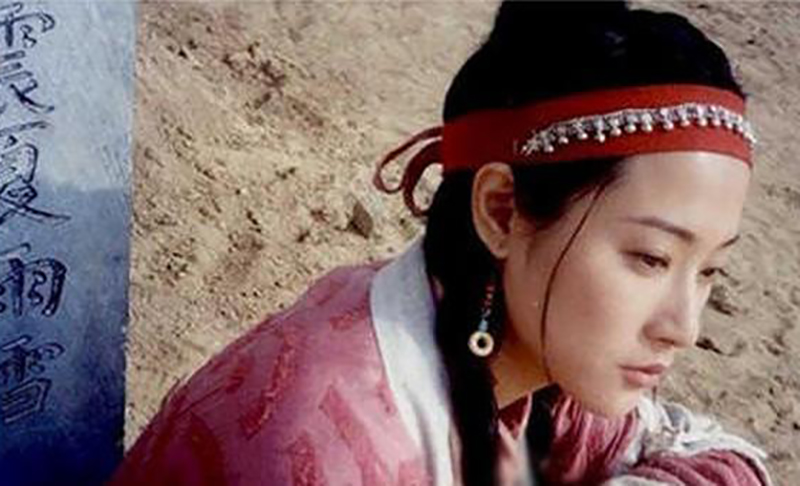 出生7天父母离婚，遭兄母凌虐嫌弃，演《绝代双骄》成最美慕容九