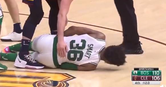 斯玛特受伤回来绝杀,斯玛特飞身扑球险把琼斯弄伤