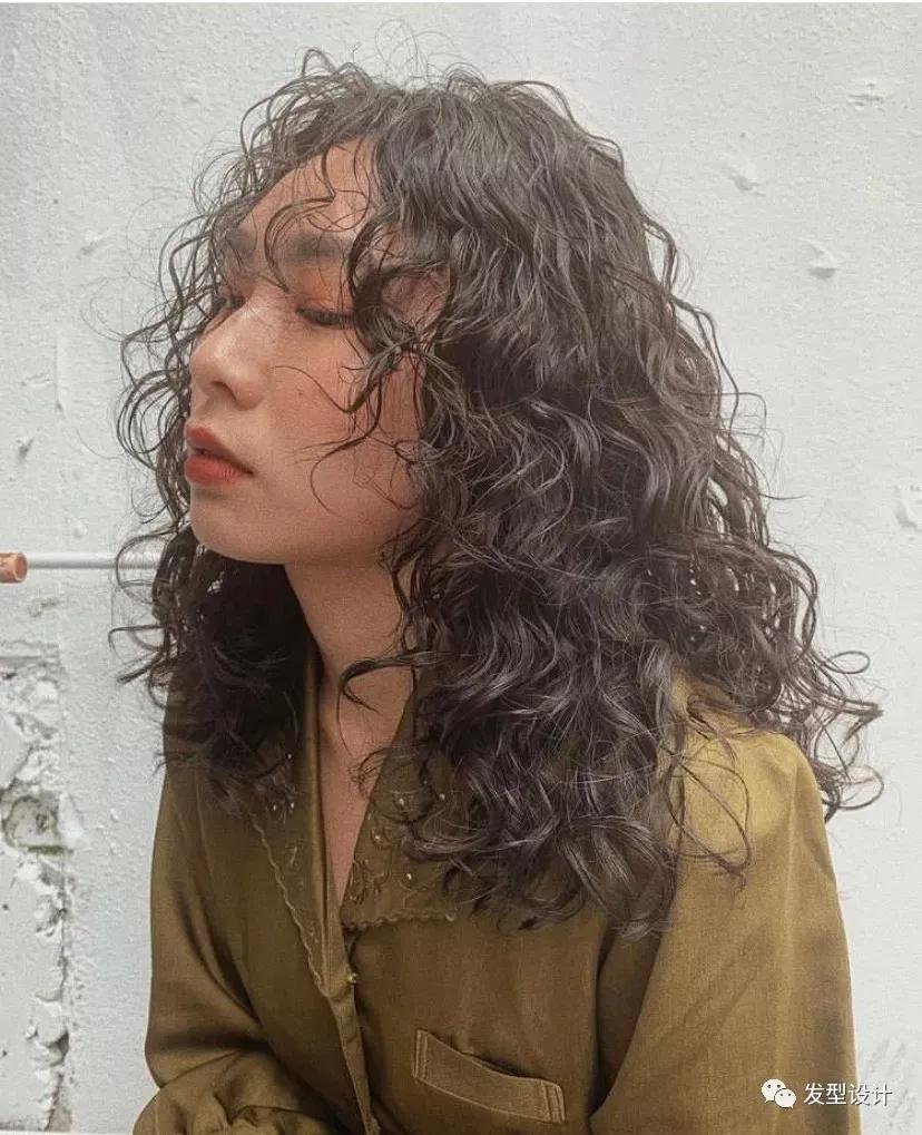 全头烫中长发小卷发,全头烫发型图片中长发中大卷