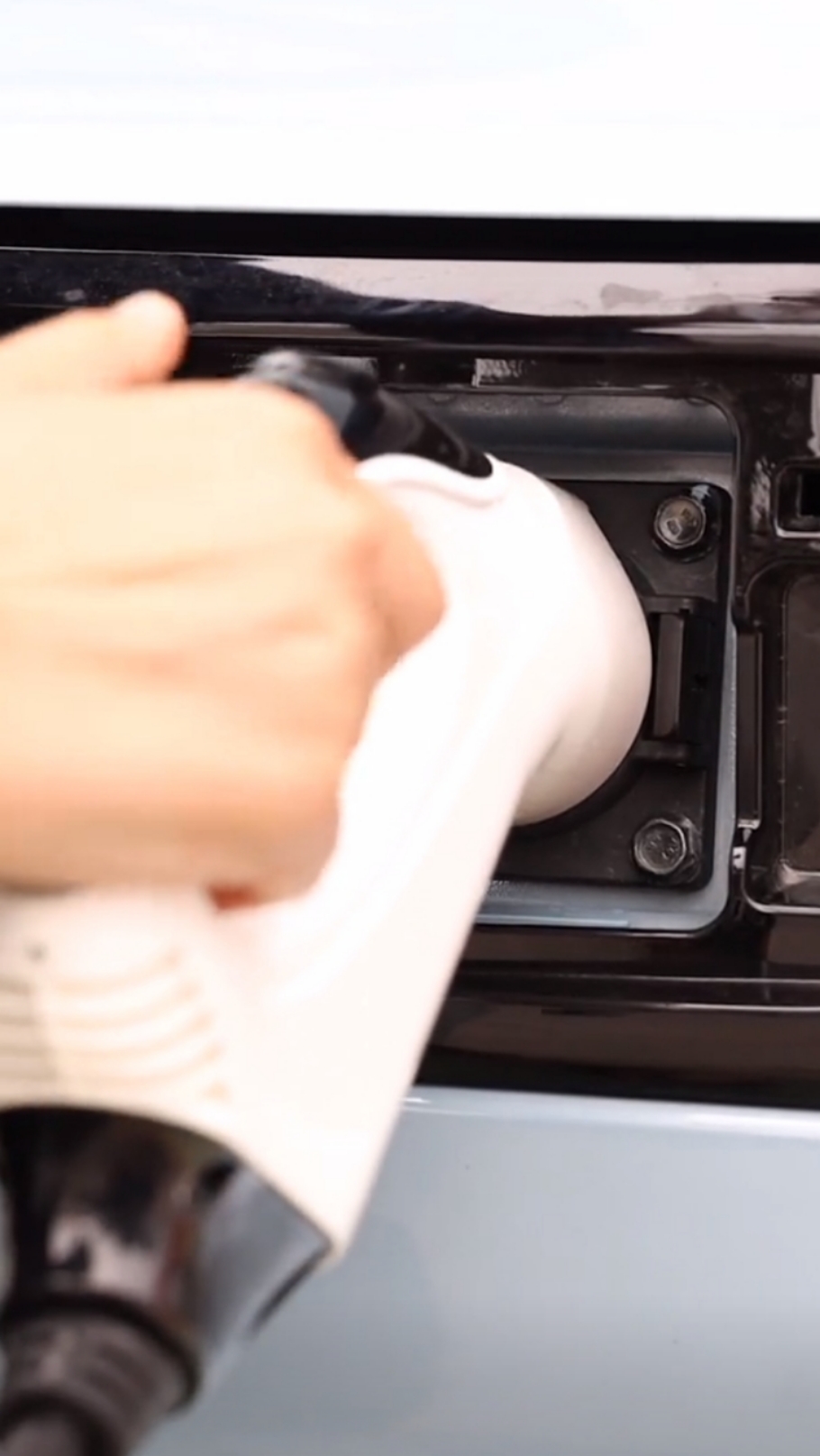 五菱宏光miniev充电绿灯常亮,五菱宏光miniev充电口怕雨吗