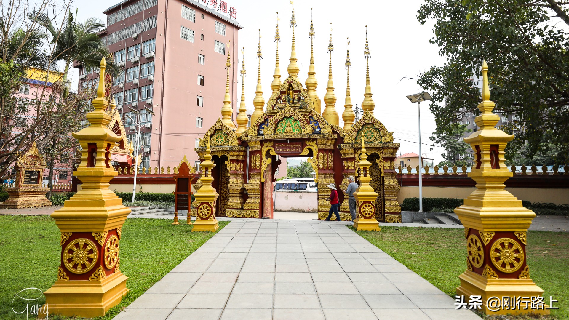 西双版纳总佛寺，历史悠久，佛教信徒将此寺视为拜佛圣地
