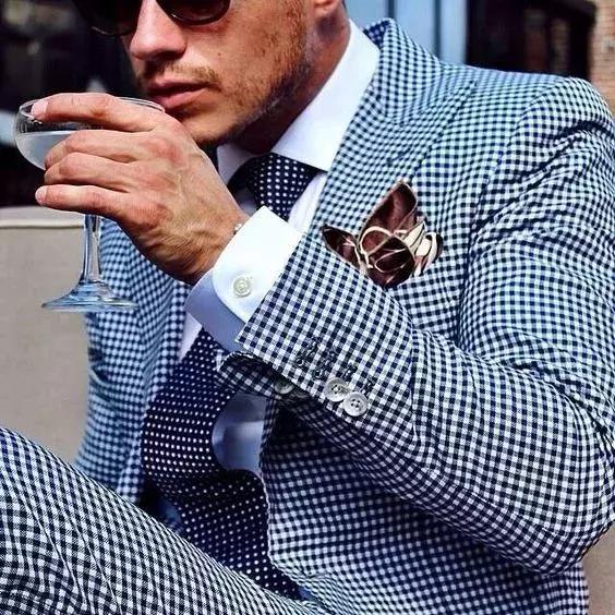 格纹西装搭配衬衫牛仔裤率性洒脱,不平凡气质穿搭