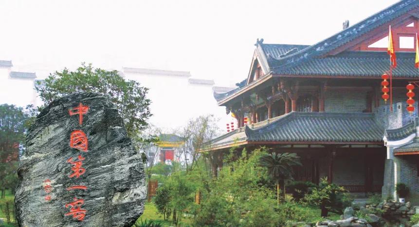 诗传泸酒香，杯杯国宝窖池原浆，邀君共品泸州山水岁月的醇厚绵长