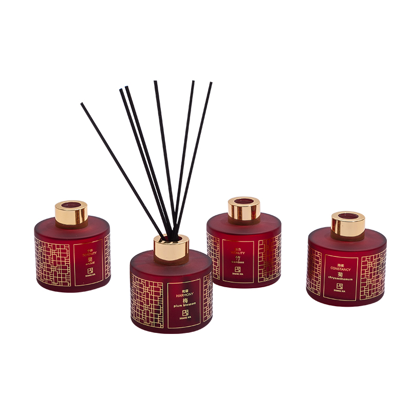 「上下」全新扩香香氛，以经典雅致设计，点缀四时优雅气质