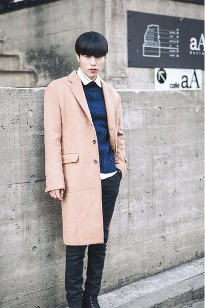 男生穿卡其色的风衣怎么搭,男生卡其色衣服内搭怎么搭配