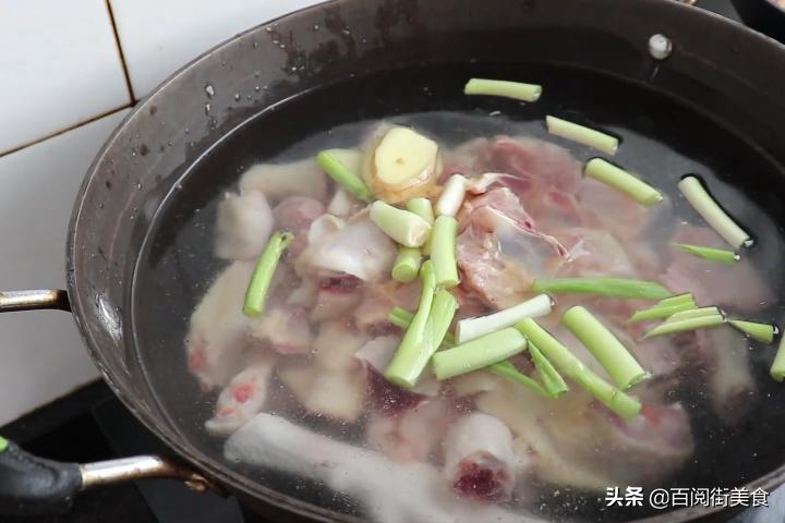 地锅鸡怎样做才好吃呢,正宗的地锅鸡做法教程