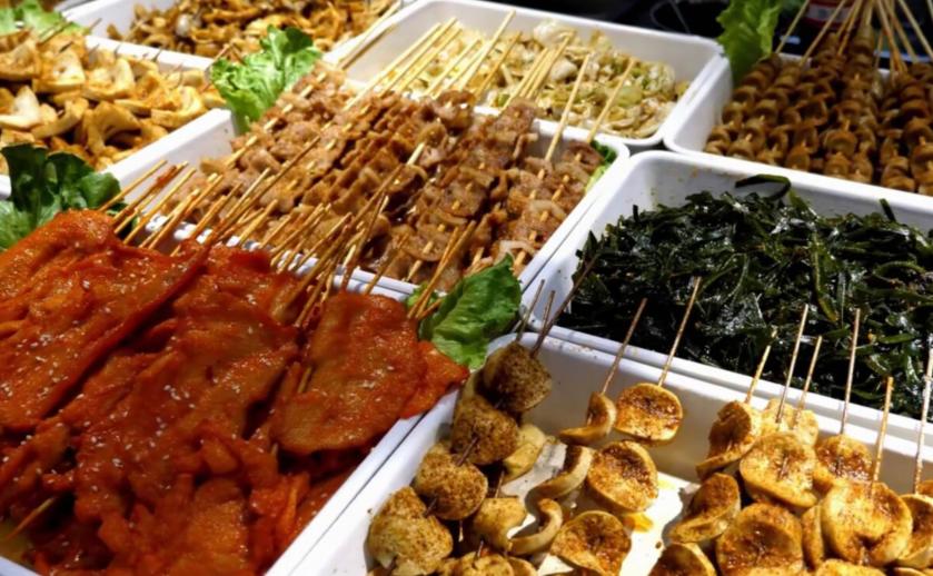 南方大叔做特色小吃每年赚千万,23岁小伙自创10元小吃月入50000