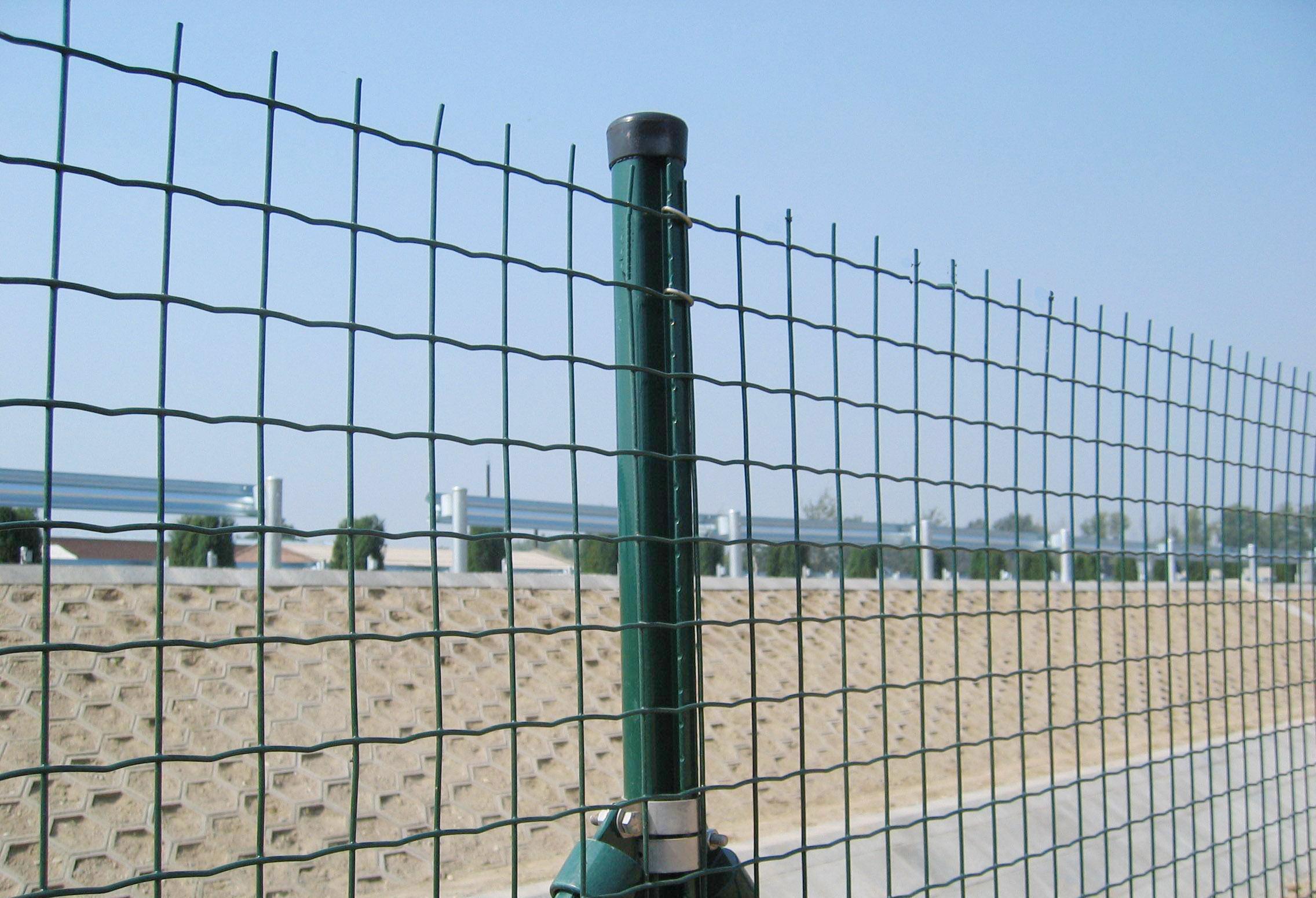 养鸡护栏网60元一卷多少米,养鸡铁丝网围栏批发多少钱一米