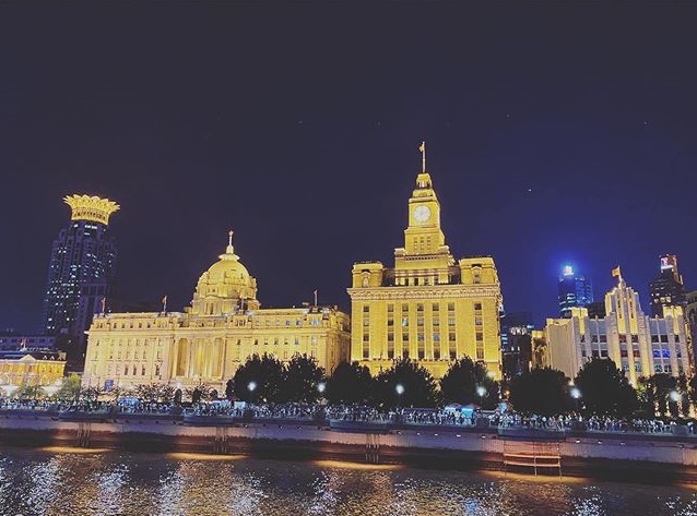 唐嫣晒家中内景照，穿名牌对镜头玩自拍，家装风格走传统路线