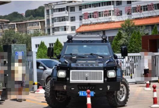 甘肃上千万豪车现身街头，油箱容积240L，网友：加油站高兴了