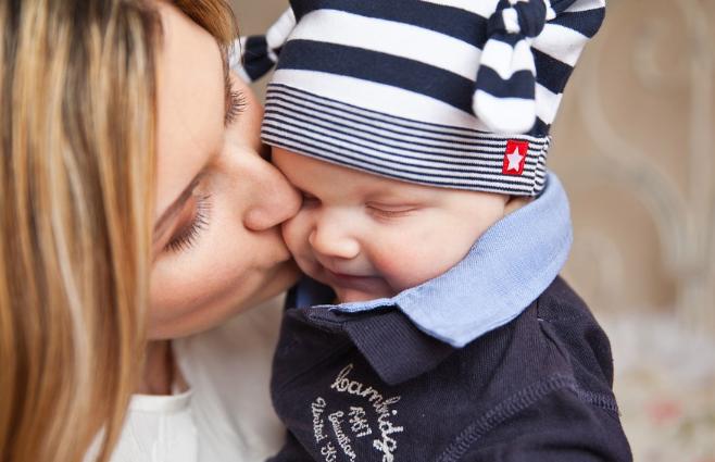 宝宝认识母亲,给宝宝按摩有助于生长发育