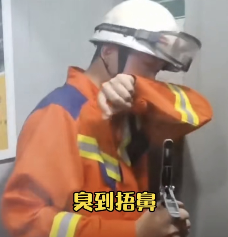 消防抓黄鼠狼被熏到干呕,消防员被黄鼠狼臭屁攻击