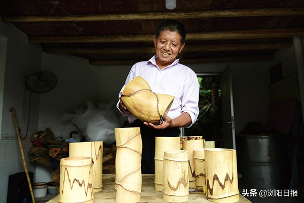 他专寻被虫咬过的竹子,经过加工和处理后挂网上卖