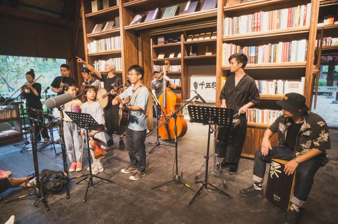 一个中年鬼才，整天逛公园，缠着大爷大妈给他唱歌