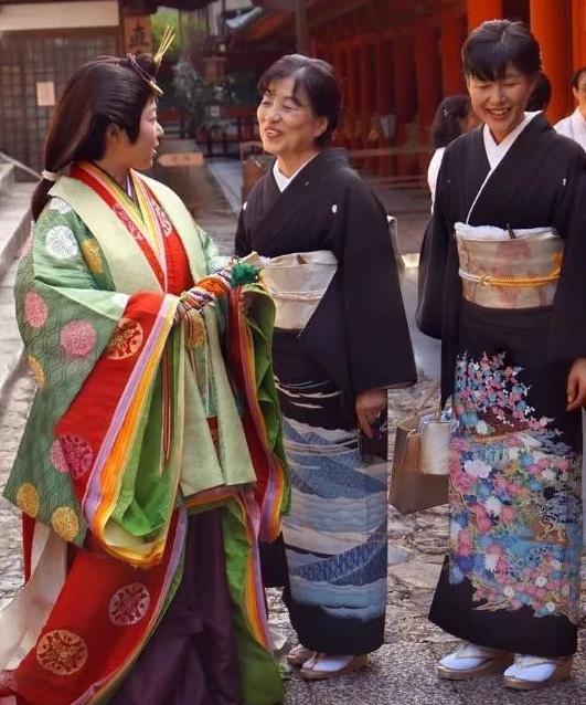 为什么日本和服后面有蝴蝶结,日本和服背后的被子