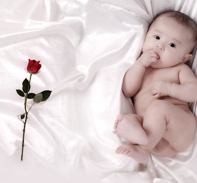 孩子咬手背是因为什么,小孩咬手是不是一种病