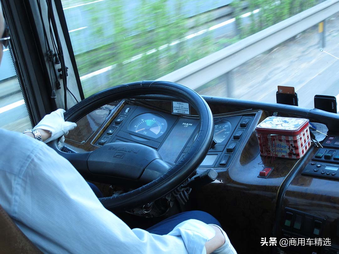 当年售价超150万MAN底盘的天津伊利萨尔新世纪豪华客车