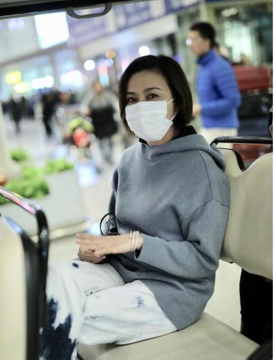 56岁关之琳穿裤裙现身机场,关之琳穿搭太高调了荧光绿针织裙