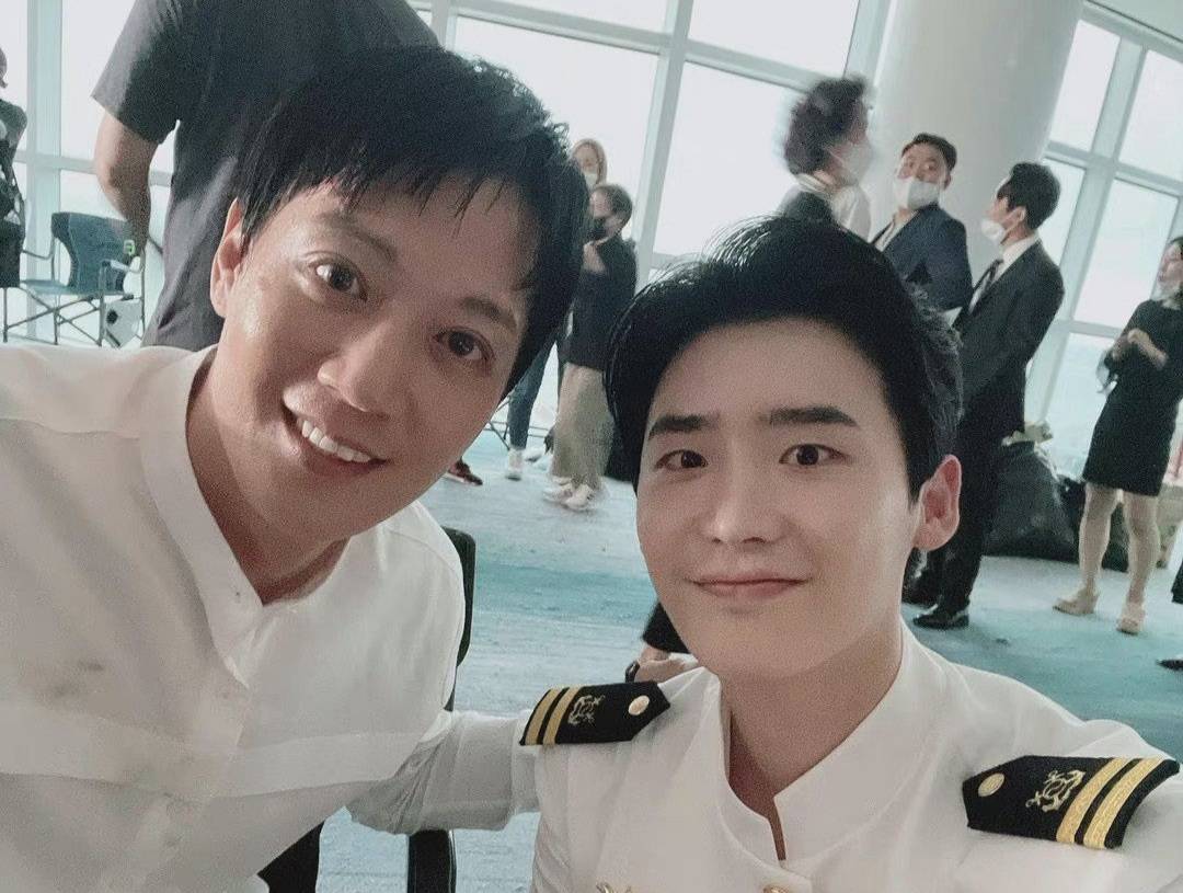 李钟硕发福了照片,李钟硕发福机场照整个人胖了一圈