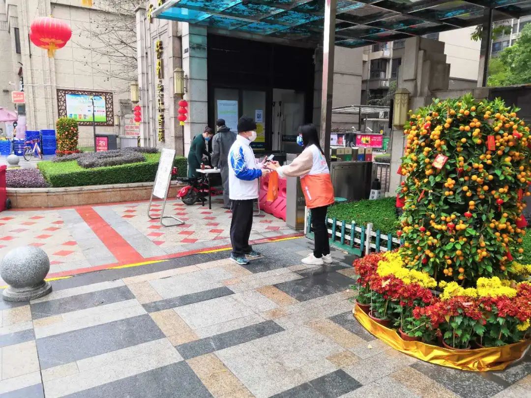 荔湾|送口罩、上门消毒、代购物品……海龙街的他们暖心帮助辖内长者