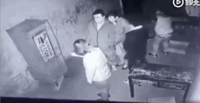 去鬼屋都被吓晕了,去鬼屋玩把工作人员给吓到