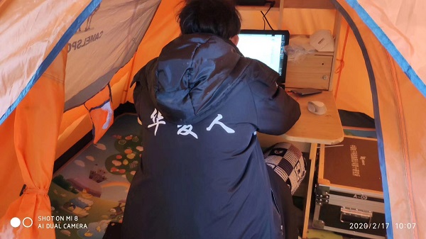 立足三尺讲台潜心教书育人,用自己的实际行动践行教书育人