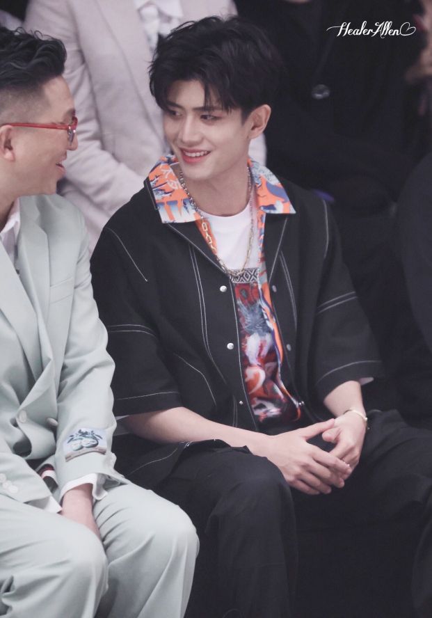 任嘉伦直播穿的同款卫衣,任嘉伦惊艳时装