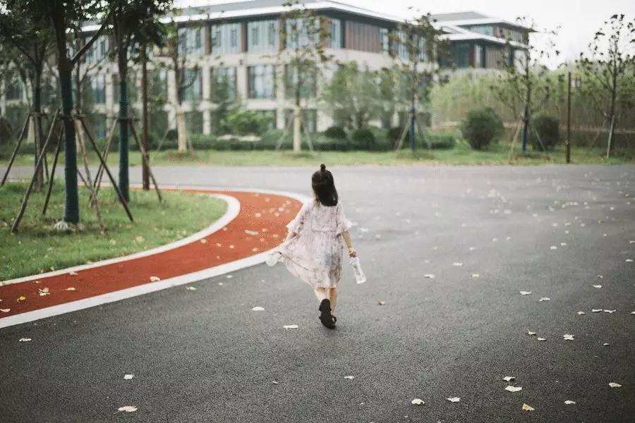 “我花200块，买来女儿性早熟”：多少中国孩子正在被“掏空”