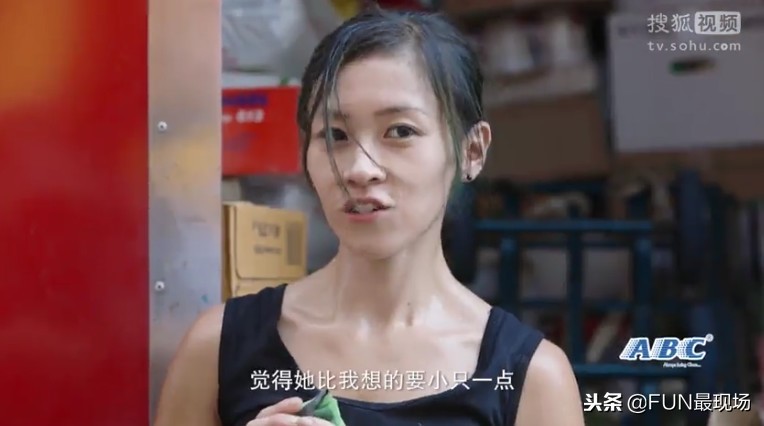 最性感的香港搬运工，扛180斤重物，月薪1万8，租5平米房