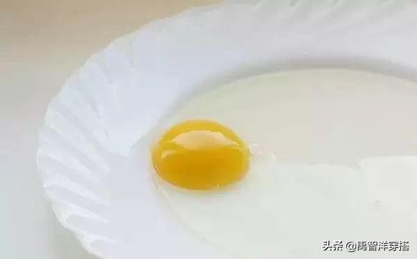 白衣服发霉怎么恢复原色,白衣服发霉了怎么洗得干净