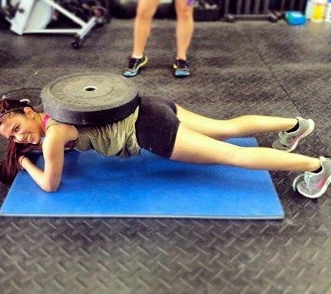 巧用背包练习平板支撑，更有效激活肌肉，对冲腰椎间盘突出