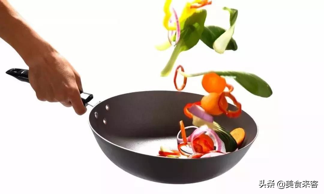 炒菜的热油溅到眼里怎么办,炒菜手上溅到热油有黑点了怎么办