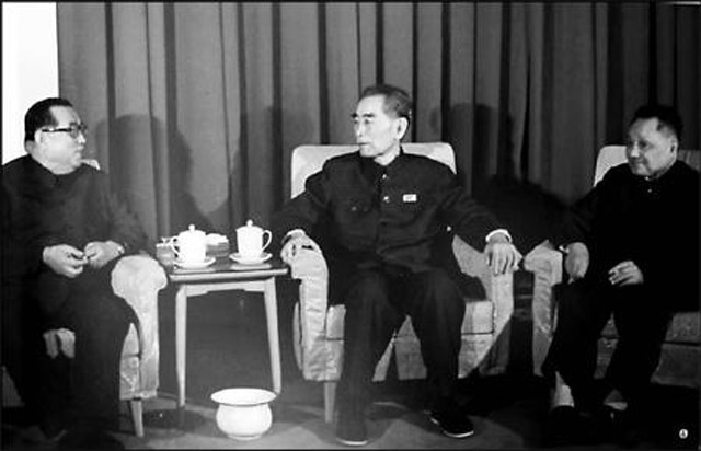 周恩来的最后几年：五次大手术仍坚持工作，旧衣作寿衣，骨灰入海