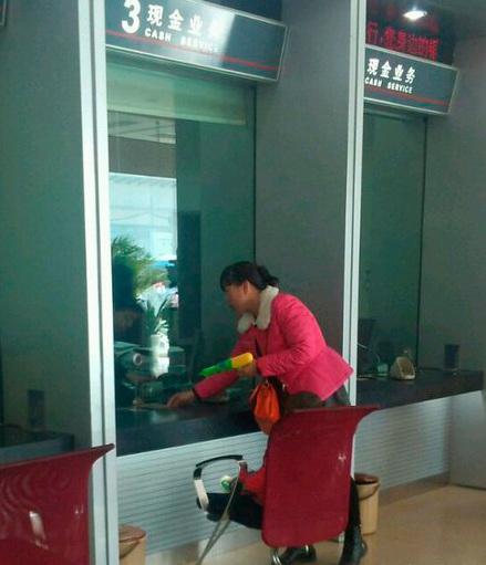 女生穿高跟鞋踢足球,穿十厘米高跟鞋踢足球