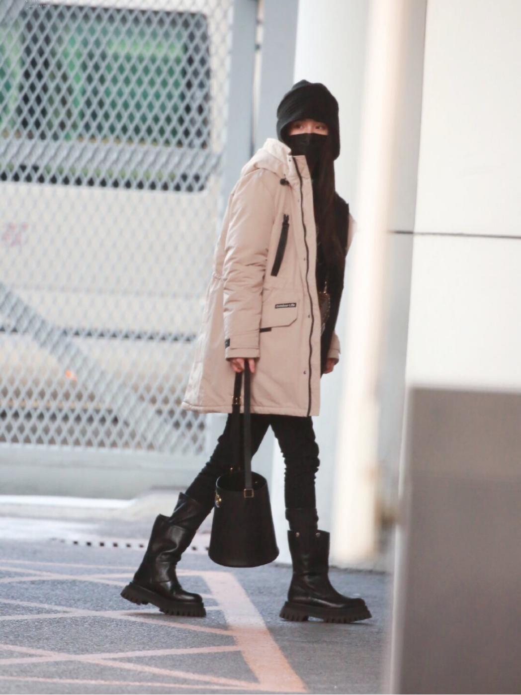 赵露思同款羽绒服2022爆款中长款,赵露思同款羽绒服