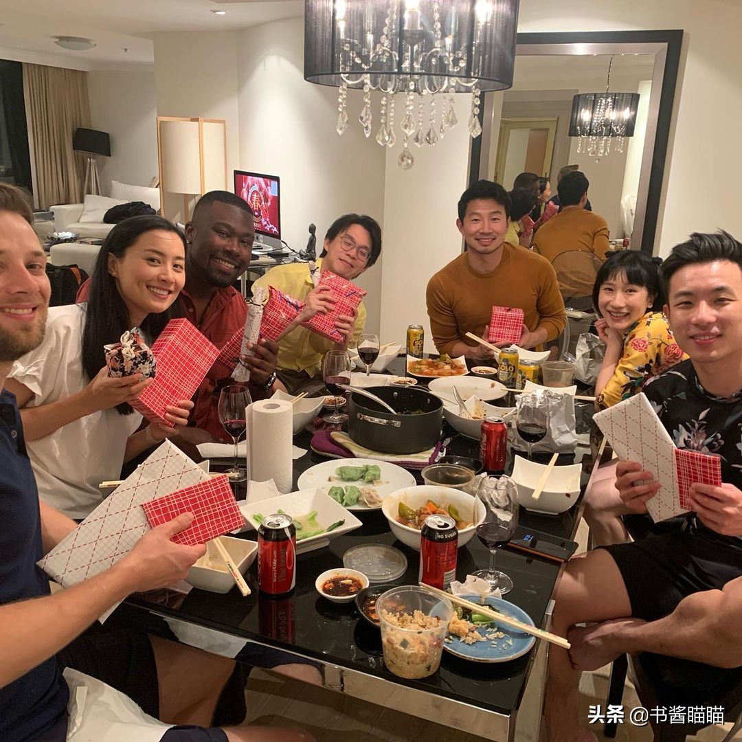 终究，还是陈法拉扛起了《尚气》的颜值大旗！同时暗示该角色地位