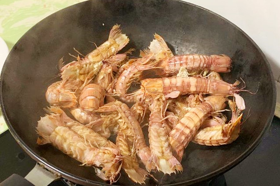 老渔民：吃皮皮虾时，找到这个“拉链”，一拉就脱壳，5秒剥一个