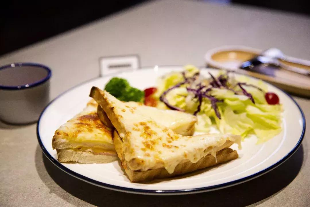 昆明2环边巷子里的小店，1杯咖啡+1份简餐，感觉我又去到了泰国