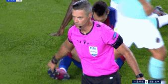 这家伙眼里只有足球，梅西一举动证明，鞋子掉了还在东张西望