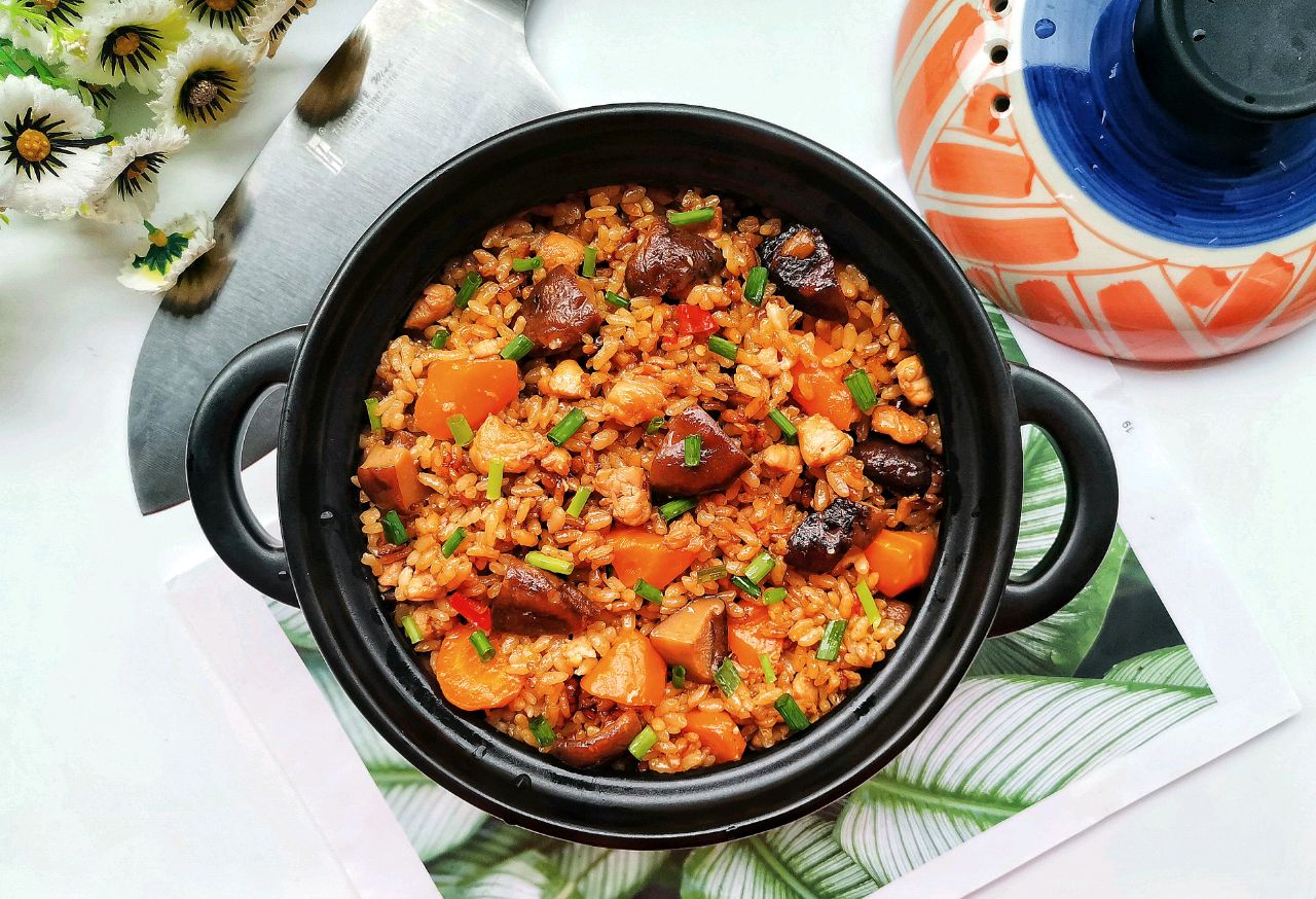 电饭锅香菇鸡丁焖饭,懒人版香菇鸡腿焖饭