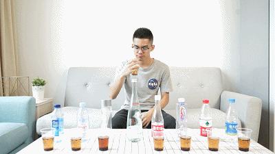 从2块喝到45块，喝到工伤！只为解密高价矿泉水