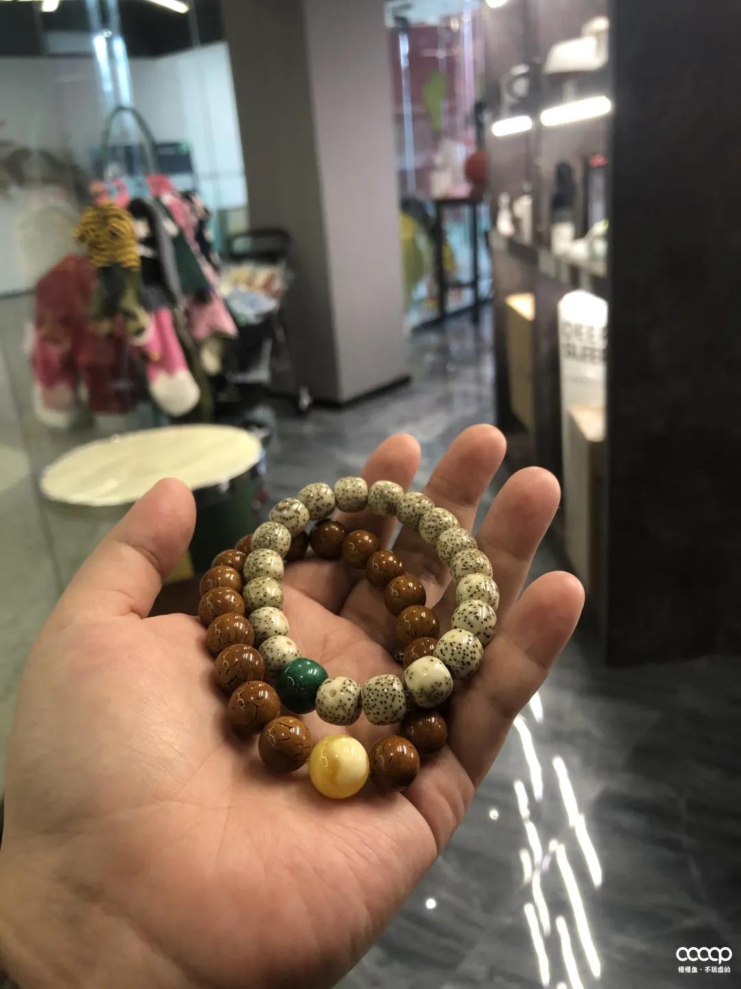 短发超飒小姐姐，玩串儿不贵也精致，骑起车来，帅翻天