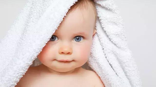 男童被老师集体拍照,幼儿园男老师被偷拍