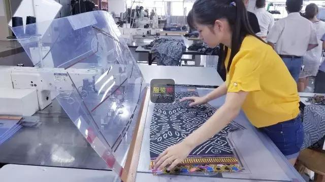 23岁姑娘在服装厂打工7年,17岁在制衣厂打工