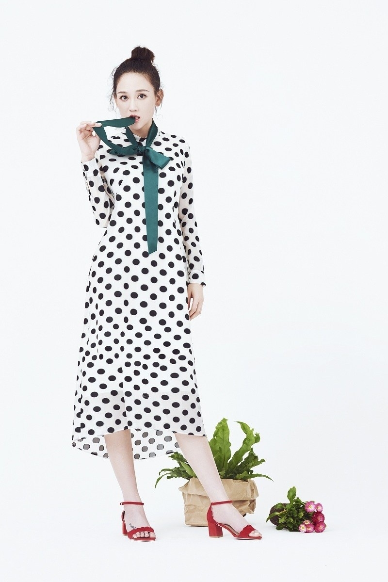 波点裙搭配黑色西装外套,波点裙加西装怎么搭配