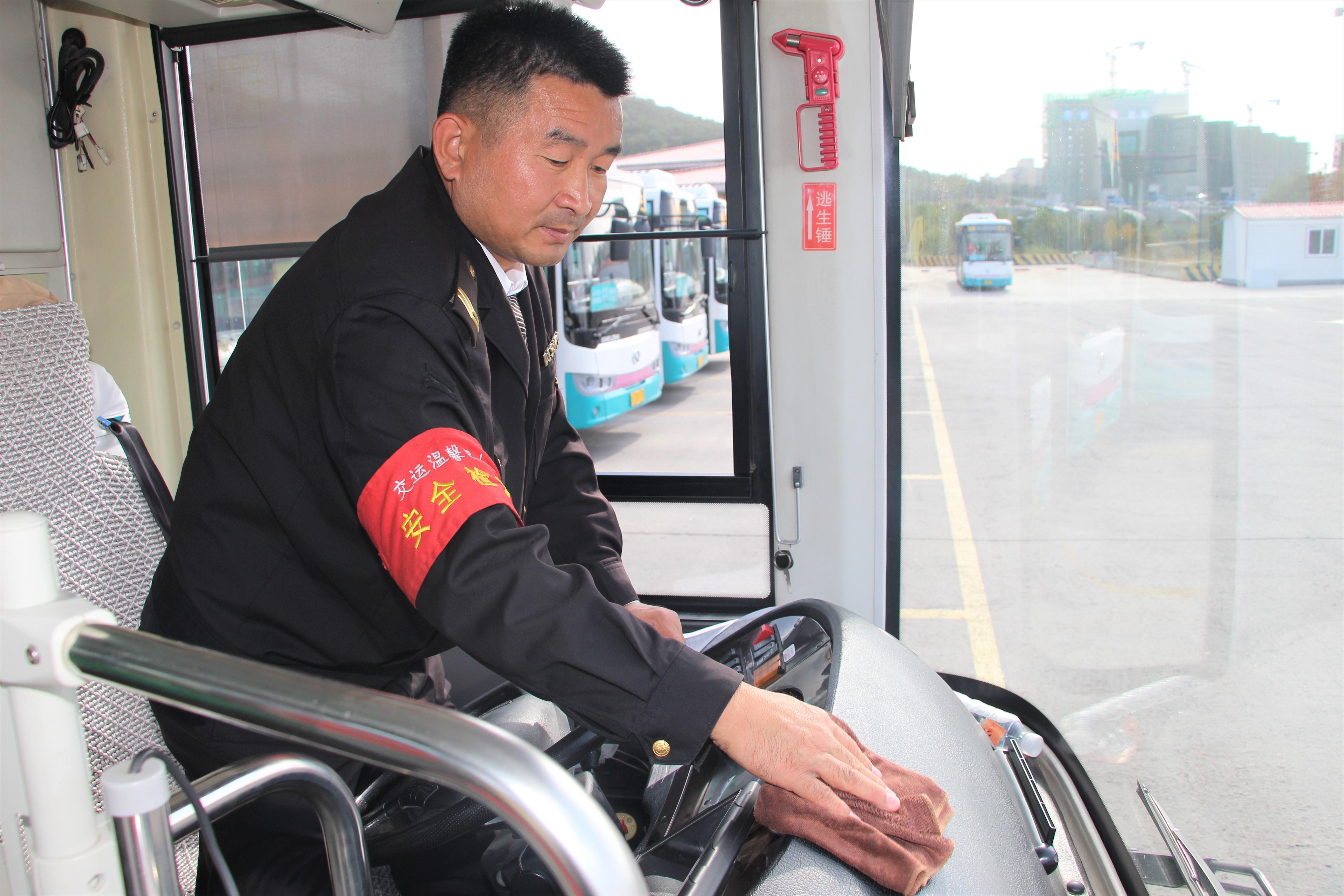 公交驾驶员怎样优质服务乘客,公交司机如何做好服务工作